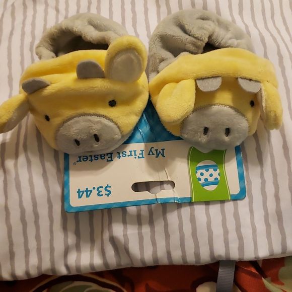 Host pick 2/25/25 Baby play mat ,bib,and cloth shoes - Picture 3 of 9